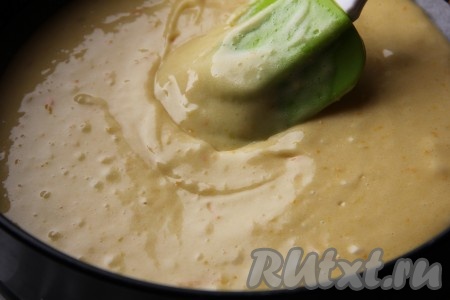 Вылить наше тесто в форму диаметром 26 сантиметров.
