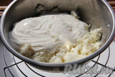 Желатин замочить в холодном молоке и отложить. В миске творог перетереть с сахаром, добавить сметану и лимонный сок. Взбить все миксером до однородного состояния. Желатин, замоченный в молоке, отправить на огонь и растворить, не доводя до кипения.
