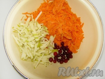 Смешать все ингредиенты салата (морковь, яблоко, клюква) с медом.