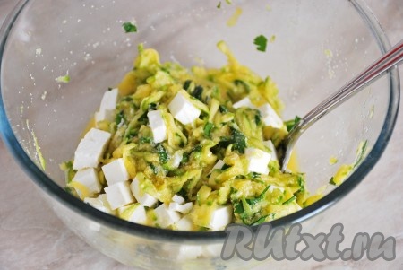 Последней добавить нарезанную на мелкие кубики брынзу. Аккуратно размешать, не нарушая целостность сыра.
