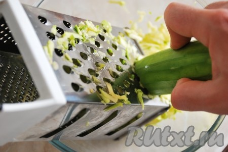 Очищенные кабачки натереть на крупной тёрке.
