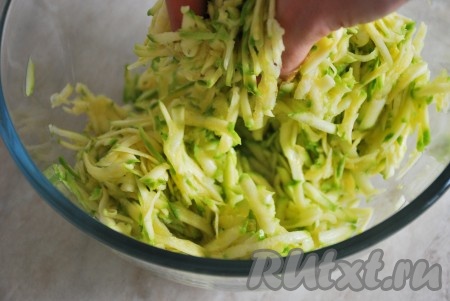 Натёртые кабачки посолить, оставить на 20-30 минут, затем хорошо отжать от лишней жидкости.
