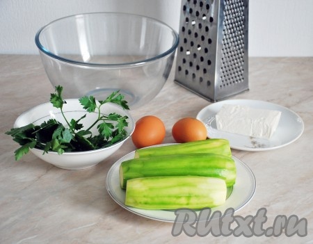 Подготовить ингредиенты для приготовления кабачковых оладий с брынзой и зеленью. Молодые кабачки очистить от кожуры.