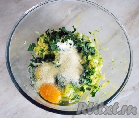 К натёртым кабачкам, отжатым от лишней жидкости, добавить мелко нарезанную зелень, яйца, манку, перемешать. Если нужно, подсолить получившуюся массу, но помните, что в дальнейшем будет добавляться брынза, а она достаточно солёная.
