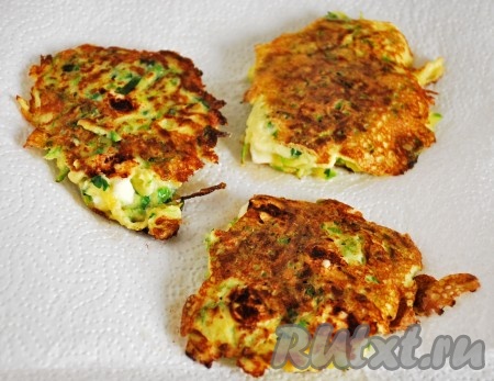 Выкладывать по 1 столовой ложке кабачковой массы на разогретую сковороду, смазанную растительным маслом, и жарить с двух сторон на среднем огне до золотистого цвета. Переместить готовые оладьи на бумажное полотенце, чтобы избавиться от излишков жира.
