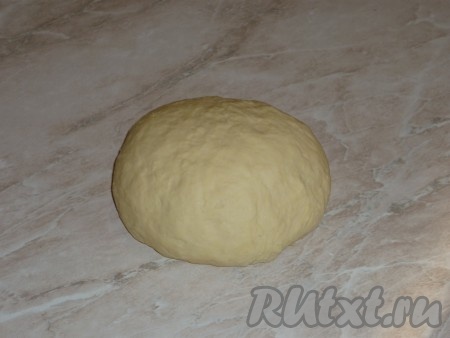 Замесить тесто, сначала перемешивая его ложкой, а затем вымешивая его руками. Вымешивать тесто нужно не менее 10 минут, подсыпая по мере необходимости муку. Тесто должно стать податливым и не липнуть к рукам. Оставить его в покое на 20-30 минут.