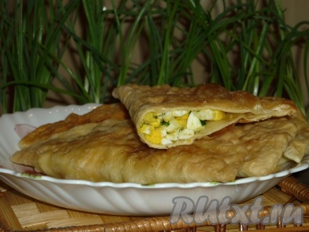 Вкусные, хрустящие чебуреки с яйцом и зелёным луком готовы.