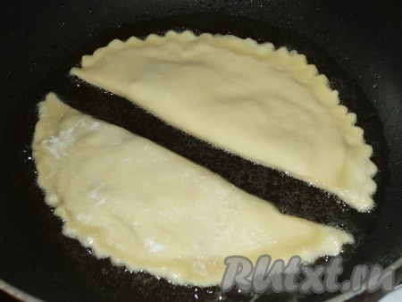 В разогретую с растительным маслом сковороду отправить чебуреки. Очень удобно их жарить парами.