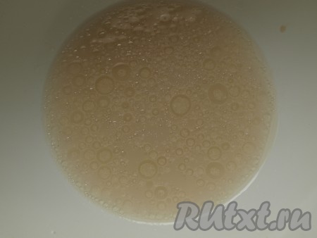 Сначала испечём хлебные мисочки, которые одновременно могут быть и посудой, и хлебом. Такие мисочки можно использовать для густых постных блюд. Растворяем дрожжи в тёплой воде, добавляем соль, манку и ждём, когда дрожжи немного поднимутся. Затем добавляем растительное масло.
