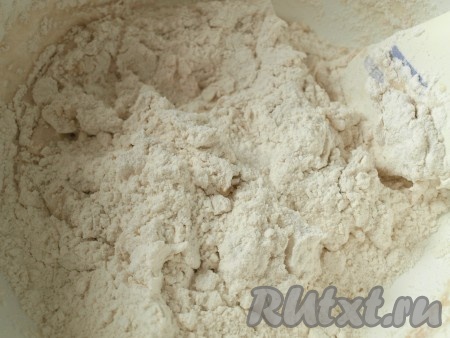 В получившуюся массу, добавляя постепенно просеянную муку, замешиваем эластичное тесто. Тесто накрываем, оставляем на 30 минут в тёплом месте для подхода.