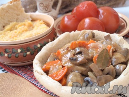 Готовый гуляш из шампиньонов выкладываем в хлебные мисочки и подаём к столу. Очень вкусно!