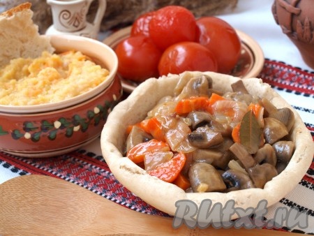 Грибной гуляш в хлебных мисочках
