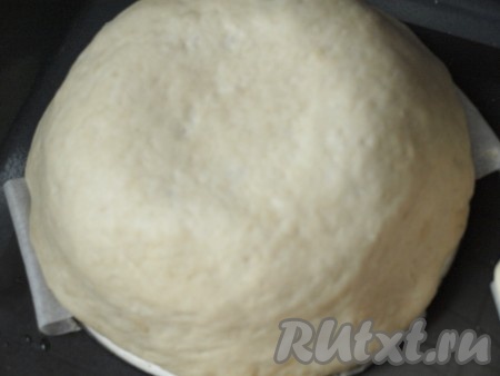 Посуду, на которой будут выпекаться мисочки, следует обернуть пергаментом. Я просто вырезала широкие полоски и закрепила их за ободок мисок. Тесто натягиваем на миски и ставим выпекаться на 15 минут (до румяной корочки) в разогретую духовку при температуре 200 градусов.