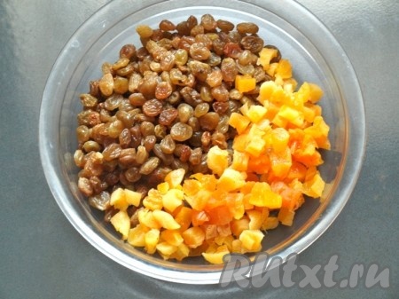 Яйца разделить на желтки и белки. Курагу и изюм вымыть, залить кипятком, чтобы сухофрукты распарились, затем обсушить.