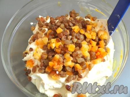 Яичные белки взбить с сахаром до стойких пиков и аккуратно добавить в творожную массу. Затем добавить изюм и курагу.