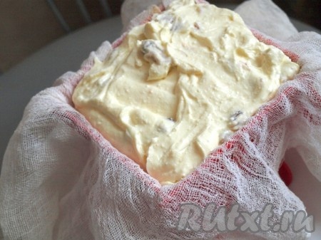 Застелить марлей пасочницу так, чтобы марля свисала с формы (свисающими концами марли мы будем накрывать творожную пасху). Выложить творожную массу. Поставить пасочницу в глубокую тарелку, концы марли убрать наверх, накрыть пасху блюдцем и поставить груз (например, банку с водой).