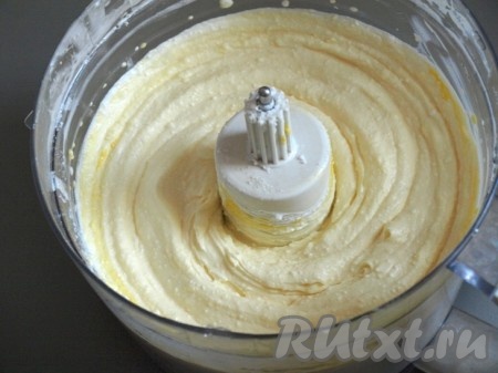 Взбить в комбайне творог, предварительно протёртый через сито, сметану и ванилин. Яичные желтки растереть со сливочным маслом комнатной температуры и добавить в творожную массу.