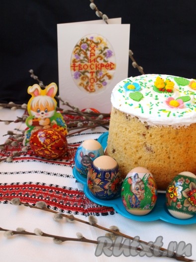 Украшаем пасхальные куличи кондитерской посыпкой.