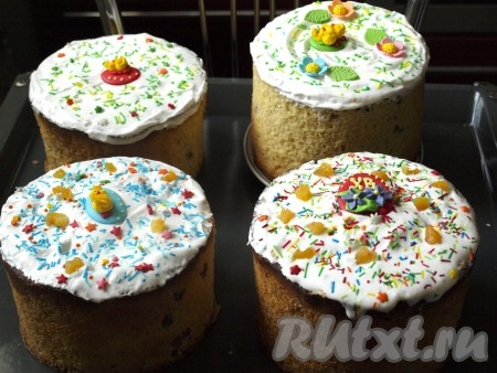 Для приготовления глазури яичные белки взбиваем с солью до увеличения массы вдвое. Затем постепенно добавляя сахарную пудру, взбиваем массу в течение 5 минут. Готовые куличи покрываем глазурью.