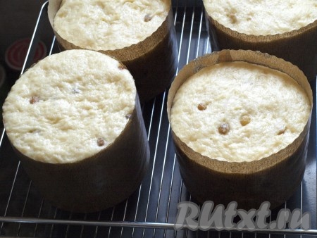 Подошедшие пасхальные куличи ставим в разогретую духовку при температуре 180 градусов на 25-30 минут. У готовых куличей верх получится золотистого цвета.