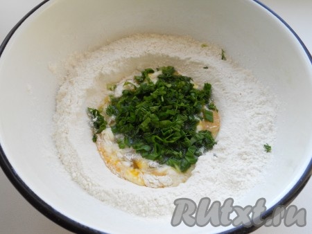 Яйцо немного расколотить и добавить измельченную зелень.