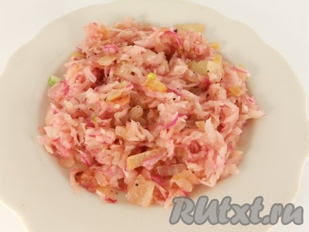 Посолить и поперчить, обжаривать все вместе в течение 5 минут. Остудить. Начинка из редиса и лука для весенних пельменей готова.
