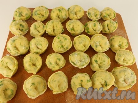 Сформировать пельмени обычным способом.