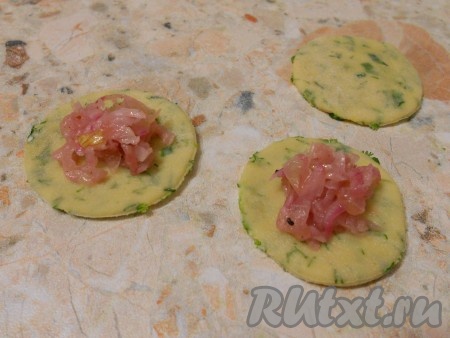 В центр кружочка выкладывать по 0,5 чайной ложки начинки из редиса.
