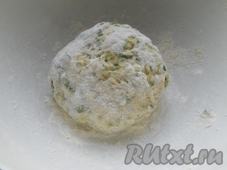 Постепенно влить воду (комнатной температуры) и замесить довольно плотное и тугое тесто, которое не пристает к рукам и поверхности стола. Оставить тесто, накрыв пищевой пленкой, для "отдыха" на 30-40 минут.