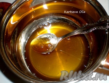 Затем в маленькой кастрюльке смешать 3 столовые ложки сиропа от ананасов с 4 столовые ложки мёда. На сильном огне уварить до состояния густого сиропа. Постоянно помешивать.
