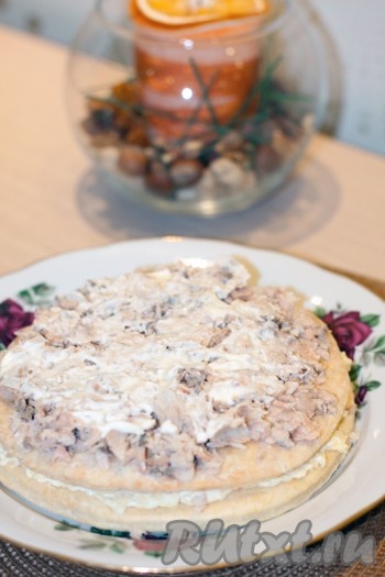 Для второй - консервированный лосось размять вилкой. Нанести на второй корж и чуть-чуть смазать майонезом.