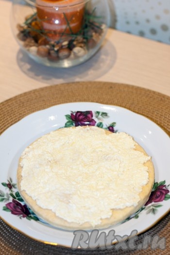 Коржи сложить друг на друга, промазывая начинками.&nbsp;Для первой начинки смешать натёртый сыр и майонез. Нанести на первый корж.
