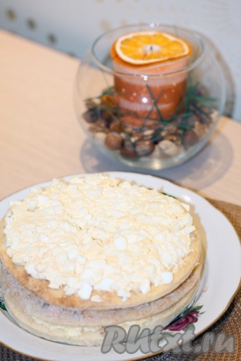 Для третьей - яйца мелко порубить и смешать с майонезом. Нанести на третий корж.