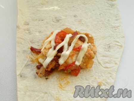 Лаваш порезать на прямоугольники, размером приблизительно 15х20 см. На край лаваша выложить&nbsp; 1-2 столовые ложки начинки. Сверху - майонез (можно еще добавить по желанию любую зелень, сыр).
