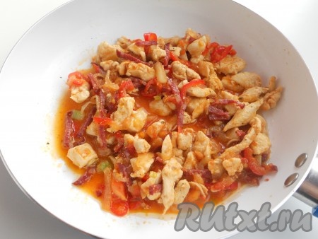 Сюда же добавить и помидор, порезанный небольшими кубиками. Тушить все на небольшом огне около 10 минут. В процессе тушения посолить и посыпать смесью перцев. В конце добавить измельченный чеснок. Начинка готова. Дать ей остыть.