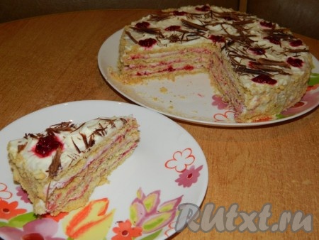 Вкусный домашний песочный торт можно подавать к столу.