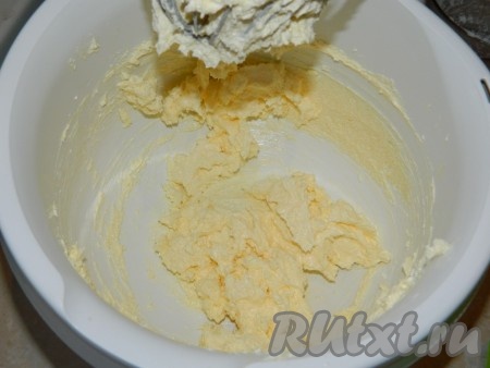 Маргарин растереть с сахаром и солью.