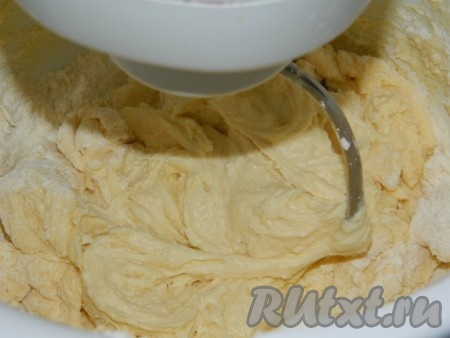 Добавить муку и соду. Замесить тесто.