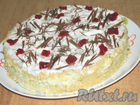 Верх домашнего песочного торта украшаем немного джемом &nbsp;и шоколадом. И убираем на несколько часов (желательно на ночь) в холодильник для пропитывания.
