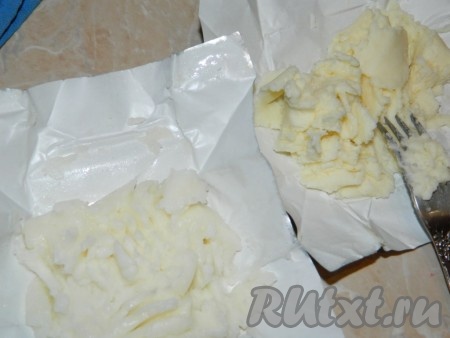 Дальше разминаем вилкой сырки.