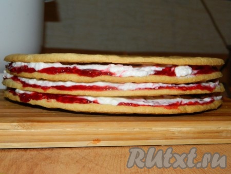 Сверху кладем четвертый корж. Джем сюда не надо.