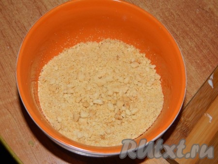 Наши обрезки от коржей измельчаем и обсыпаем бока торта.