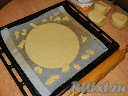 Тесто разделить на 4 части, раскатать и вырезать круг нужного диаметра (у меня 22 см). Испечь в духовке при температуре 190 градусов минут 5-7 вместе с обрезками. Когда они начнут румяниться, можно вынимать. Так наш корж не пересушится.
