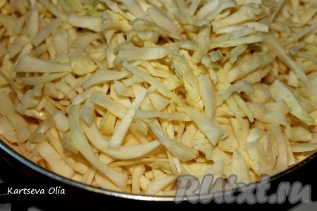 Для начала режем капусту и ставим тушиться.