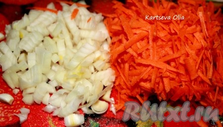 Лук мелко режем, морковь трем на терке, обжариваем на растительном масле.