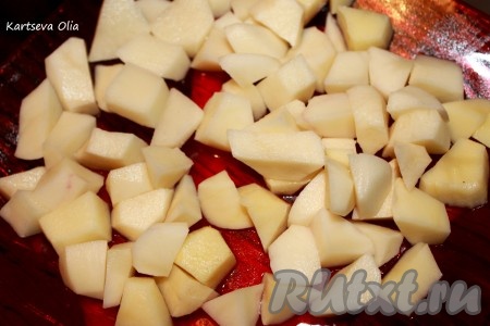 Нарезаем картофель брусочками.