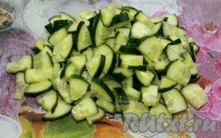 Огруцы режем небольшими дольками.
