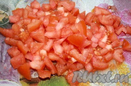 Помидоры маленькими кусочками.