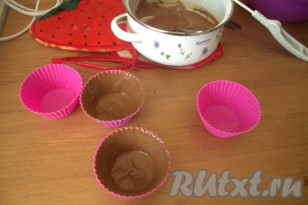 Полученной глазурью кисточкой обмазала силиконовые формочки, аккуратно, ровным слоем, чтобы не было потеков и дыр. Поставила в холодильник на минут 15.