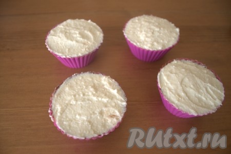 Затем разместила сверху оставшуюся творожную массу.